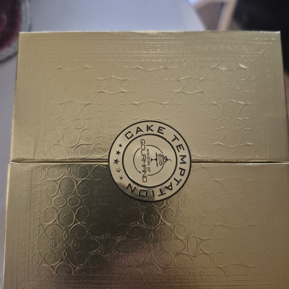 Cake Temptation Gold Gift Box